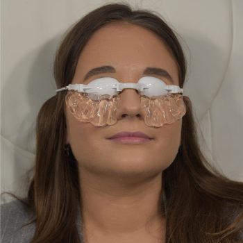 Tijdens de behandeling draagt u een oogmasker om uw ogen te beschermen tegen het felle licht.